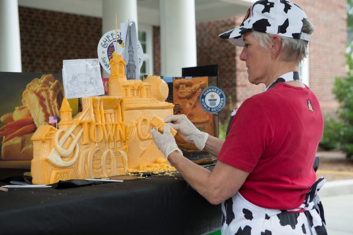 Sculptor at Pimento Cheese Festival