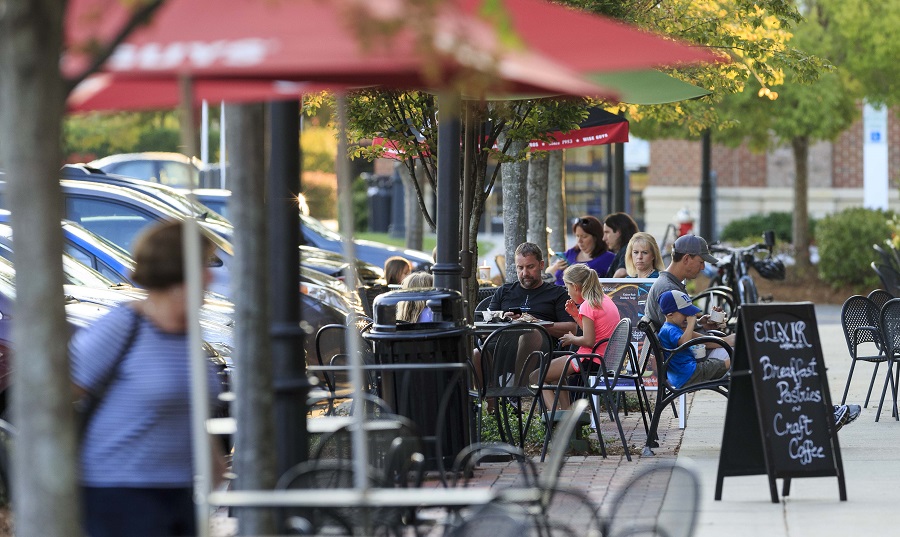 People eating outside at a Chatham Street cafe